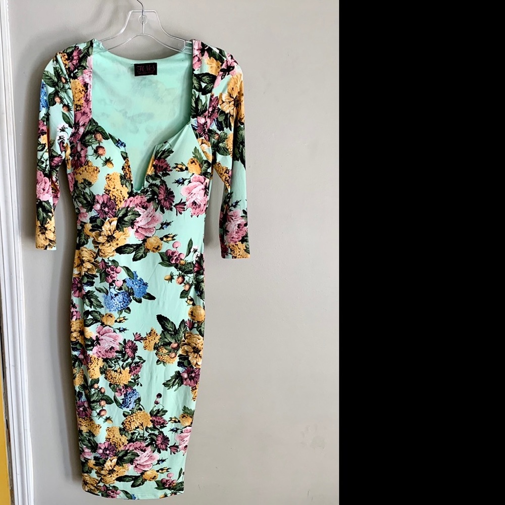 Sexy floral fitted midi dress with 3/4 sleeves! M